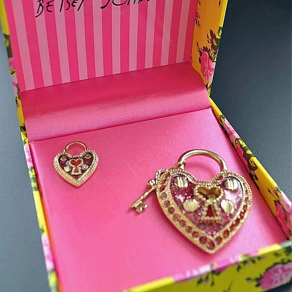 New Vintage! BETSEY JOHNSON Key To My Heart Collection Pin Brooch Set. - Picture 6 of 11